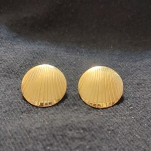 Vintage Gold Tone Round Shell Textured Lightweight Stud Statement Earrings